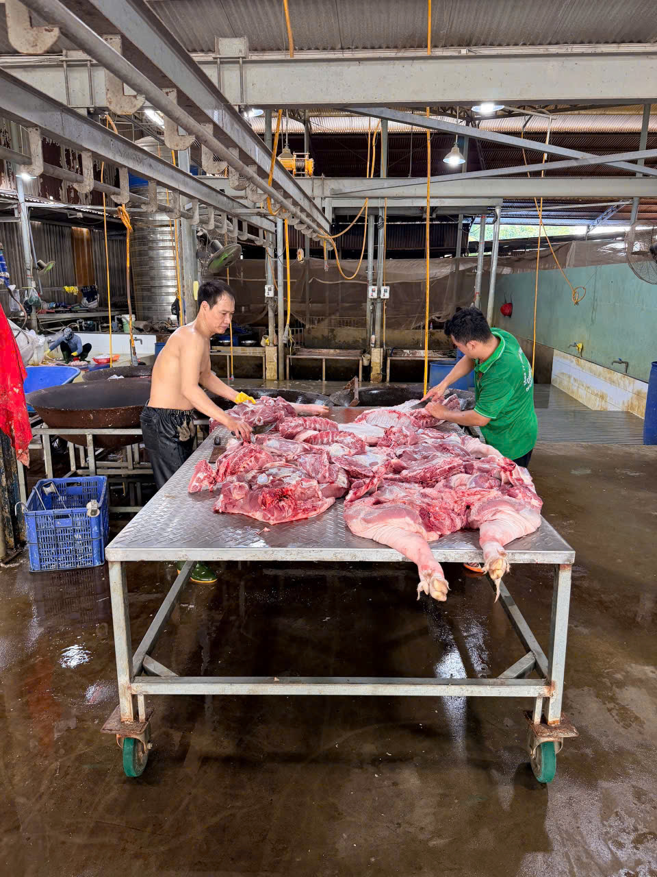 Khu vực pha lóc và chế biến thịt heo
